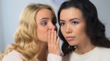 Güzel sarışın kız çekici Asya arkadaşı dedikodu için Secrets fısıldayan