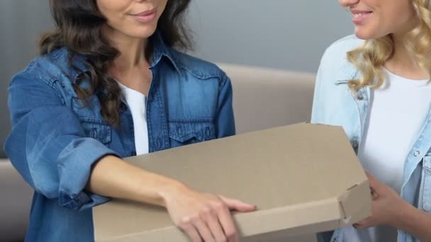 Fröhliche Mitbewohner Öffnen Schachtel Mit Pizza Mädchen Genießen Aroma Polterabend — Stockvideo