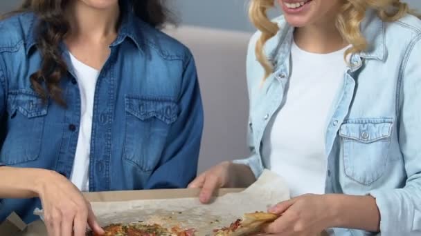 Голодные Девушки Едят Пиццу Большим Аппетитом Забывая Диете Нездоровой Пище — стоковое видео