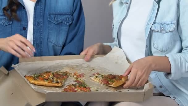 ソファ ジャンク フード 宅急便の上に座ってピザを食べて空腹ティーンエイ ジャー — ストック動画