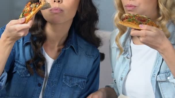 多民族の女性が素晴らしい食欲 ファーストフードのクローズ アップでジャンクのピザを食べて — ストック動画