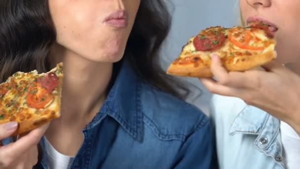 Multiraciale Meisjes Genieten Heerlijke Pizza Ongezond Eten Calorieën Eten — Stockvideo