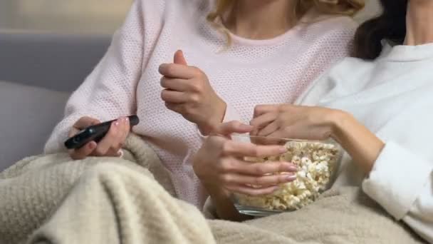 Två Vackra Vänner Sitter Soffa Äta Popcorn Och Skrattar Komedifilm — Stockvideo