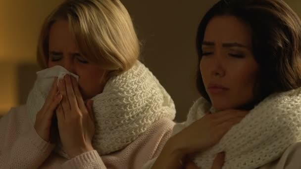 Zwei Freundinnen Mit Fieber Husten Und Niesen Saisonaler Erkältung Gesundheitsversorgung — Stockvideo