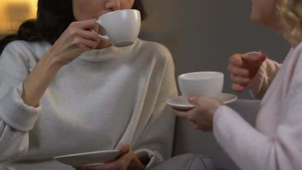 Duas Mulheres Fofocando Bebendo Chá Sentado Ambiente Acolhedor Relações — Vídeo de Stock
