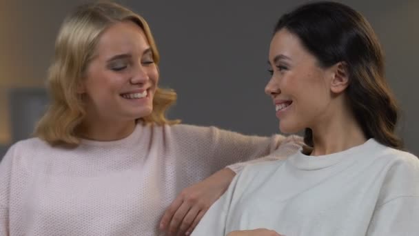 Blondes Mädchen Unterstützt Ihre Schwangere Asiatische Freundin Lächelnde Frauen Genießen — Stockvideo