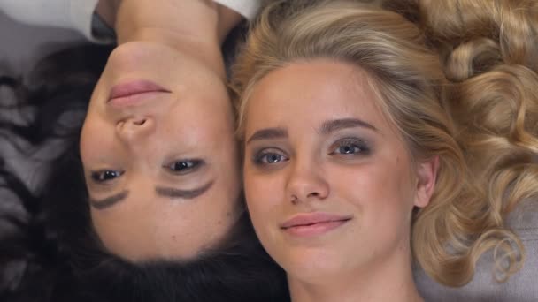 Schöne Blonde Und Brünette Mädchen Liegen Sich Gegenüber Und Träumen — Stockvideo