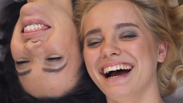 陽気な女友達笑っている横になっている頭に 健康的な笑顔 Toothcare — ストック動画