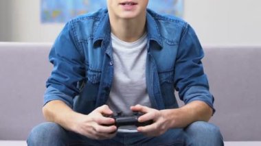 Erkek yüksek kazanma video oyunu, kanepe kaytarmak, rekabetçi oyun ise schooler