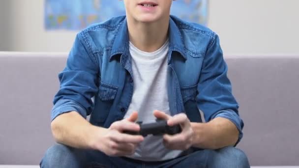 悲伤的十几岁的男孩在电子游戏中输球 沙发懒散 竞争游戏 — 图库视频影像