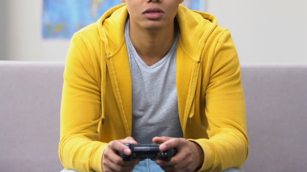 Afro Amerikaanse Tiener Verslappen Het Spelen Van Videogames Bank Vrije — Stockvideo