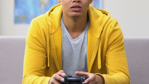 Gelukkig Afro Amerikaanse School Jongen Winnen Video Game Vrije Tijd — Stockvideo