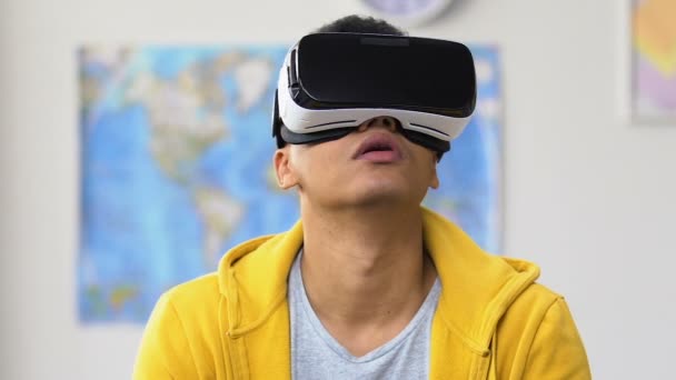 Afro Amerikaanse Tiener Jongen Met Behulp Van Virtual Reality Headset — Stockvideo