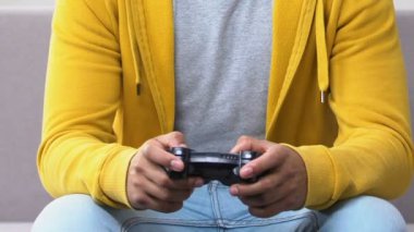 Afro-Amerikan çocuk için iskambil video spor, eğlence bağımlısı kanepede rahatlatıcı