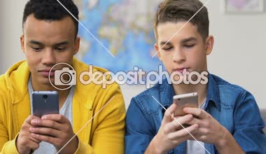 İki yüksek okul flört apps üstünde smartphones, tarama kız seçme