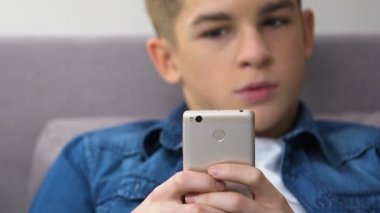 Smartphone, okul öfke yönetimi hızlı video oyunu oynayan genç vurguladı