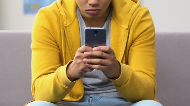 Afroamerikanischer Junge Tippt Schnell Auf Smartphone Chattet Online Mit Freunden — Stockvideo