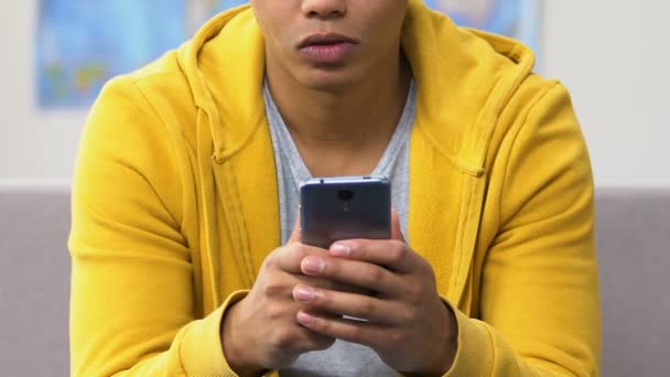 非裔美国人青少年滚动个人资料上的约会应用程序 不满意的选择 — 图库视频影像