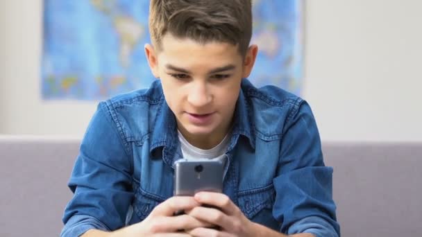 Menino Escola Estressado Finalmente Ganhar Jogo Vídeo Smartphone Tempo Lazer — Vídeo de Stock