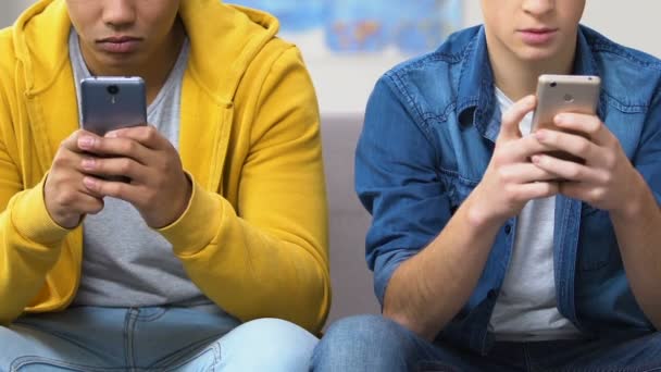 Dois Amigos Escola Slacking Sofá Jogando Jogos Vídeo Smartphones Lazer — Vídeo de Stock