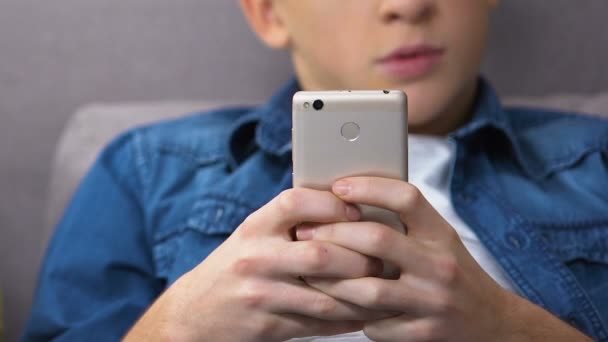 Nerveus Jongen Spelen Spel Applicatie Smartphone Beheer Van Woede Van — Stockvideo