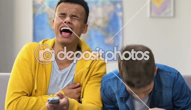 İki genç gülüyor performansını, stand, tv komedi film izlerken durum komedisi