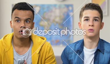 İki nişanlı genç gerilim tv drama serisi evde, izlerken zaman dinlenme