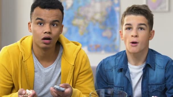 Двоє Хлопчиків Коледжу Спостерігають Своєю Улюбленою Командою Яка Забиває Телебаченні — стокове відео