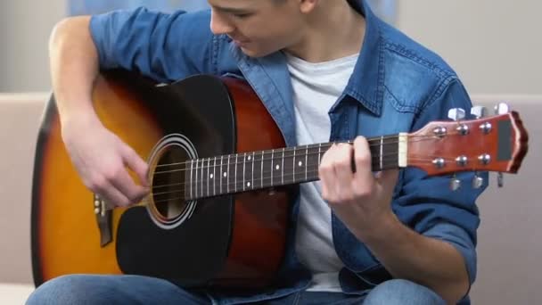 Zainteresowany Nastolatek Gra Gitara Akustyczna Amatorskie Muzyczne Hobby Czas Wolny — Wideo stockowe