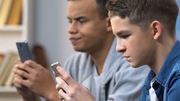 Dos Amigos Secundaria Jugando Juegos Móviles Teléfonos Inteligentes Fin Semana — Vídeo de stock