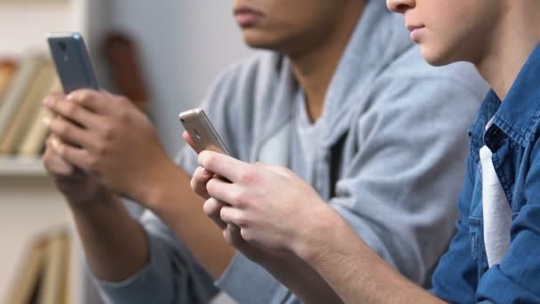 Δύο Αρσενικά Έφηβοι Συνομιλείτε Online Χρησιμοποιώντας Smartphone Των Κοινωνικών Σχέσεων — Αρχείο Βίντεο