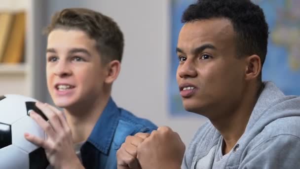 Dois Adolescentes Animados Celebram Gol Equipe Favorita Assistir Jogo Futebol — Vídeo de Stock