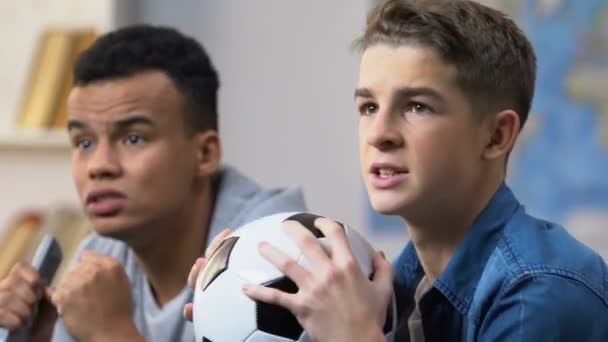 Dois Adolescentes Chateado Com Equipe Favorita Perder Jogo Campeonato Esportes — Vídeo de Stock