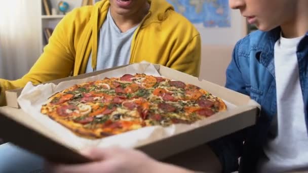 Два Студента Мужчины Открывают Коробку Пиццей Смотрят Вкусную Калорийную Еду — стоковое видео