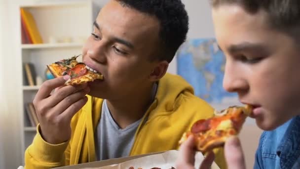 Twee College Vrienden Genieten Van Verse Pizza Slices Calorierijke Maaltijd — Stockvideo