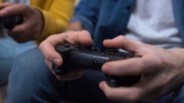 Zwei High School Freunde Die Videospiele Spielen Und Verlieren Hobby — Stockvideo