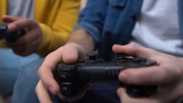 Due Ragazzi Adolescenti Che Giocano Videogiochi Veloci Vincendo Stringendo Pugni — Video Stock