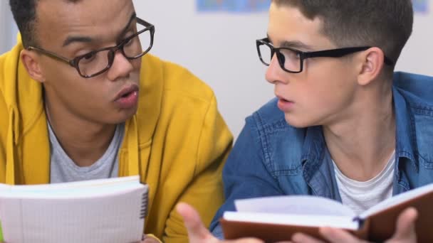 Twee Jongens Van Middelbare School Huiswerk Voor Volgende Klasse Samen — Stockvideo