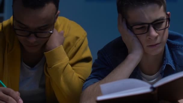 Dos Estudiantes Soñolientos Haciendo Tarea Tarde Noche Preparándose Para Los — Vídeo de stock