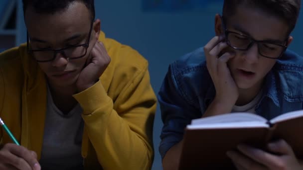 Dos Estudiantes Universitarios Exhaustos Estudiando Biblioteca Por Noche Preparándose Para — Vídeos de Stock