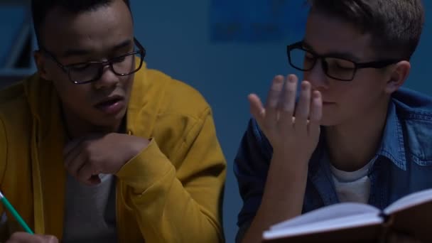 Dwóch Nastolatków Mężczyzna Zmęczony Studia Późno Nocy Przygotowanie Egzaminów Wpis — Wideo stockowe