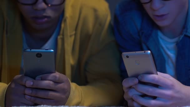 Два Друга Мужчины Играют Мобильные Игры Смартфонах Поздно Ночью Ночуют — стоковое видео