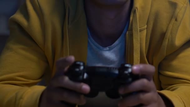 Adolescente Afroamericano Jugando Videojuegos Por Noche Mal Horario Sueño Salud — Vídeo de stock