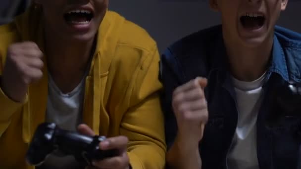 Zwei Männliche Freunde Feiern Den Sieg Videospiel Übernachtung Wochenende — Stockvideo