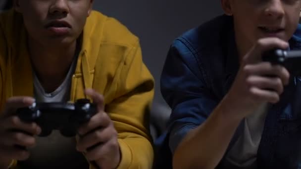 两个十几岁的男孩一边欢呼一边玩电子游戏 周末晚上过夜 — 图库视频影像