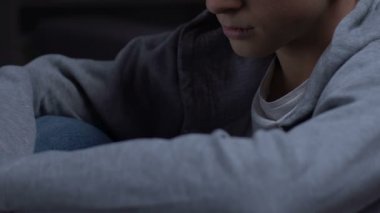 Savunarak, Aile ayırma, psikolojik travma velilere dinleme genç