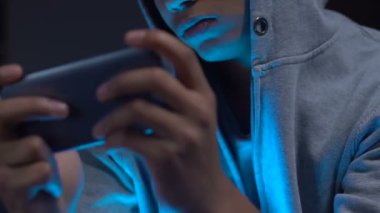 Uçuş simülatörü telefon smartphone geceleri oyuna Afro Amerikan çocuğu