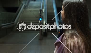 Çekici Bayan metro, etkinlik, yavaş hareket akşam arkadaşımı bekliyorum