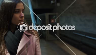 Korkmuş kadın bakarak düşünmeye intihar, panik atak, metrophobia raylar