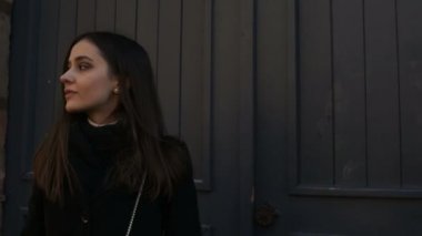 Sokakta duran, satıcı için bekleyen kendine güvenen kız uyuşturucu kaçakçılığı